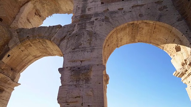 意大利罗马斗兽场的内部拱门展示了建筑细节视频下载