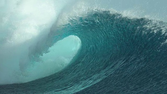 慢镜头:在塔希提岛的海岸上，桶形波浪将水溅起。视频下载