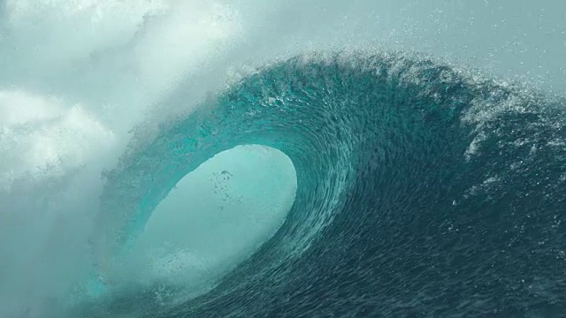 特写:在塔希提岛的一个阳光明媚的日子里，波光粼粼的桶状波浪冲过镜头视频下载