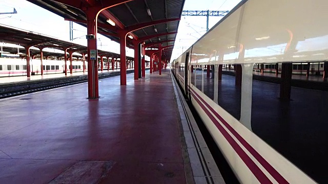 在查马汀车站拍摄的火车车厢。马德里。视频素材