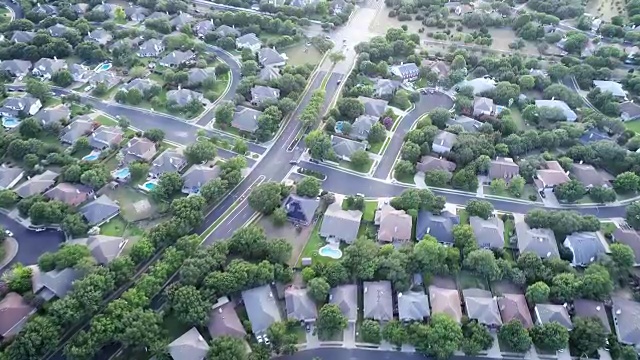 无人机角度俯瞰多个郊区社区的交叉点视频素材