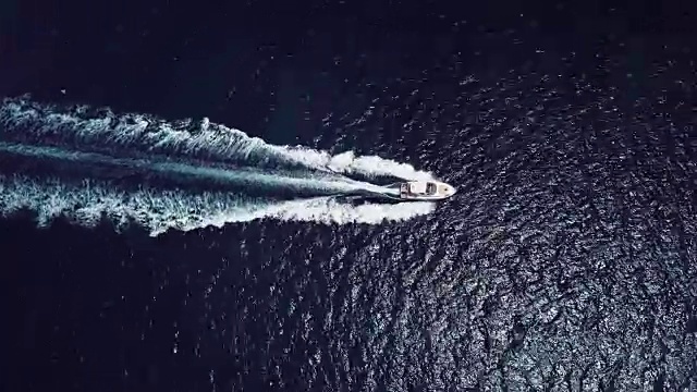 航拍的游艇谁是航行在一个绿宝石和透明的地中海海上。意大利撒丁岛翡翠海岸(翡翠海岸)。视频素材