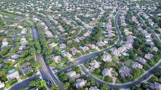 在郊区的豪华住宅上空盘旋-无人机视图-奥斯汀，德克萨斯州视频素材