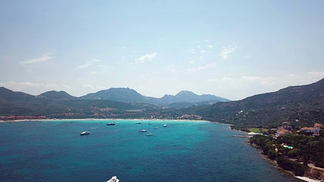 鸟瞰图翡翠和透明的地中海与白色的海滩和一些游艇。意大利撒丁岛翡翠海岸。视频素材