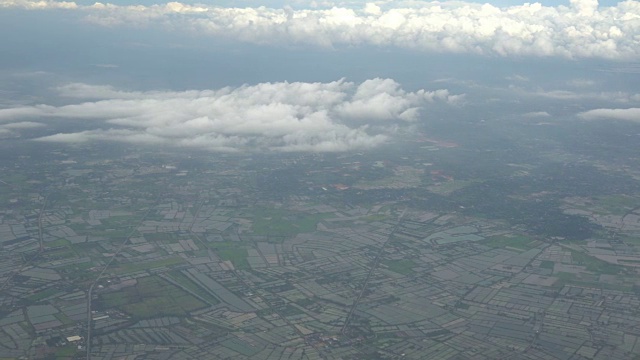 4K剪辑镜头看窗外的飞机，可以看到河边的稻田和天空的云，交通概念视频素材
