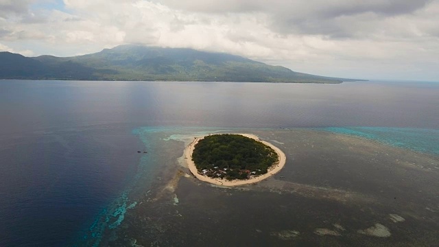 鸟瞰图美丽的海滩热带岛屿。Mantigue岛菲律宾视频下载