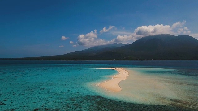 鸟瞰图美丽的海滩热带岛屿。Camiguin岛菲律宾视频下载