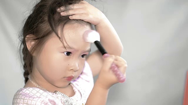 儿童化妆小女孩玩化妆视频素材