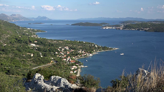 Peljesac半岛和Korcula岛的高空视图视频素材