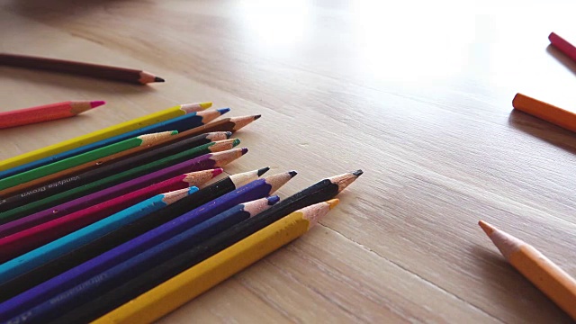 彩色铅笔放在木桌上，拍多莉。视频素材