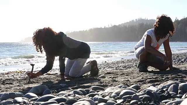两个小女孩在沙滩上画画视频下载