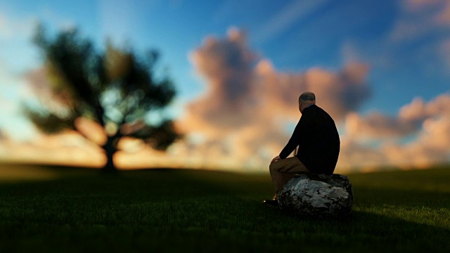 爷爷在绿色的草地上享受着短暂的日出，画面缩小视频素材