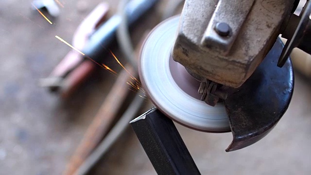 用磨床工具磨制方钢管时产生的火花，慢动作视频素材