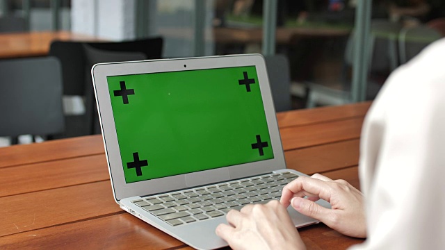 用绿色屏幕笔记本电脑的女人视频素材