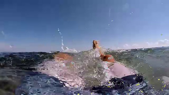 个人视角的年轻男子游泳在他的背影在地中海，撒丁岛，意大利。人们的度假夏季概念视频素材