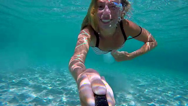 年轻女子的自拍在清澈的蓝色水中游泳享受假期在意大利撒丁岛视频素材
