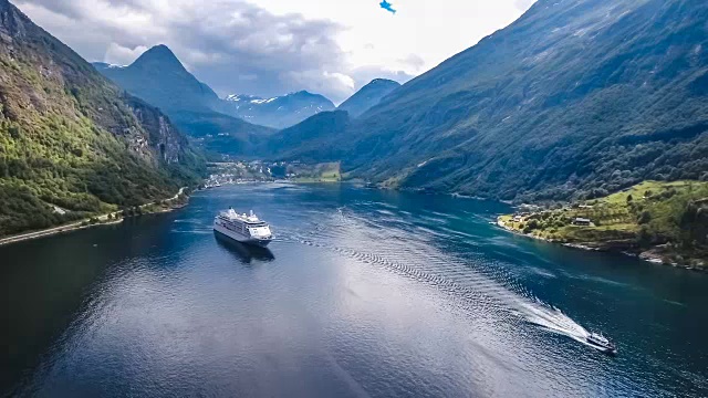 挪威盖兰格峡湾上的游轮视频素材