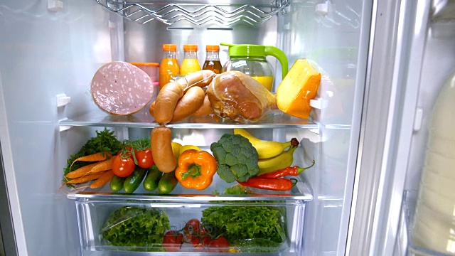 打开装满食物的冰箱视频素材