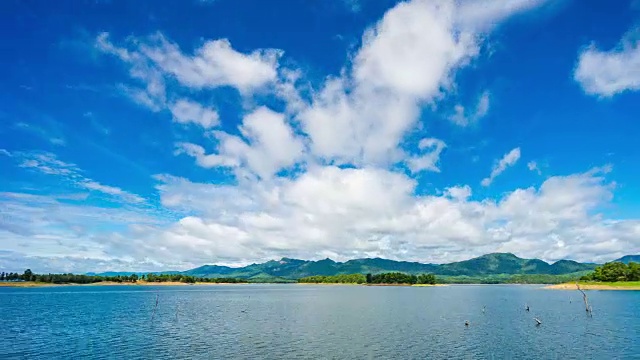 T/L PAN风景名胜区热带岛屿在湖蓝天和移动的云视频下载