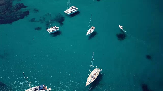 鸟瞰图上的一些游艇在一个绿宝石和透明的地中海。意大利撒丁岛翡翠海岸(翡翠海岸)的大佩维罗湾。视频素材