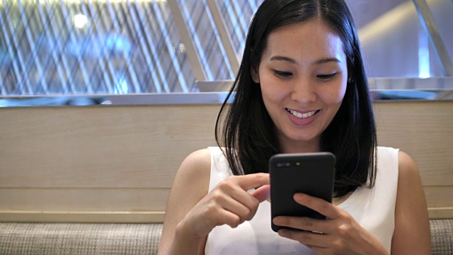 女性使用智能手机进行社交媒体视频素材