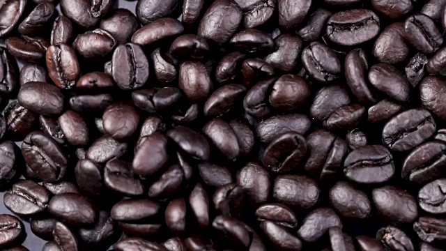 近距离的炸咖啡豆和咖啡。视频下载