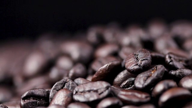 近距离的炸咖啡豆和咖啡。视频下载