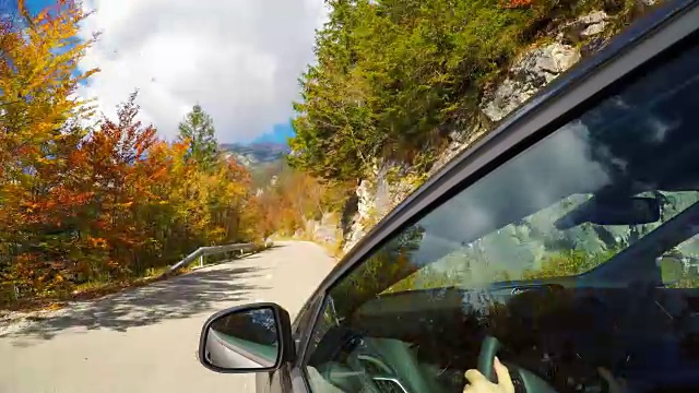 在秋天的山口上开车视频素材