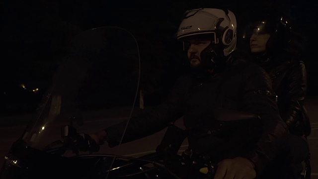 两个骑摩托车的人在夜间的路上视频下载
