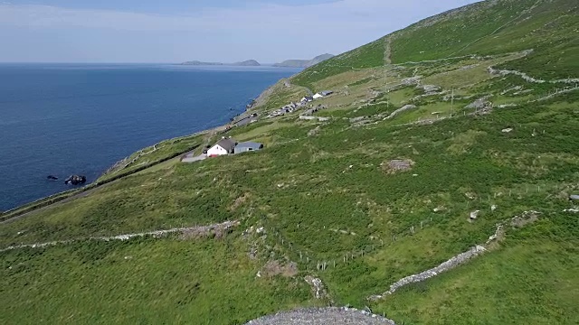 爱尔兰丁格尔半岛海岸线上的环堡鸟瞰图视频下载