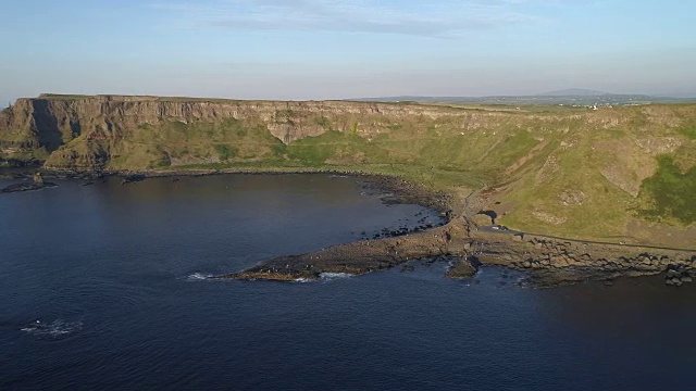 爱尔兰安特里姆巨人堤道的鸟瞰图视频素材