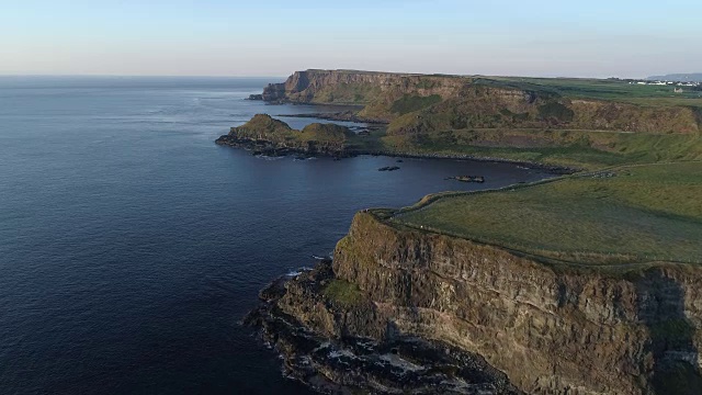 巨人堤道海岸线的鸟瞰图，安特里姆爱尔兰视频素材