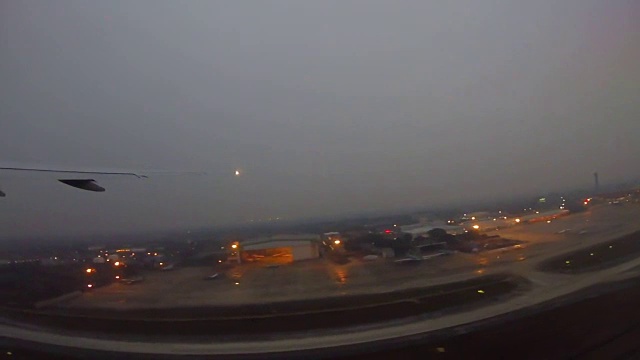 日落时分从诺伊白机场起飞视频素材