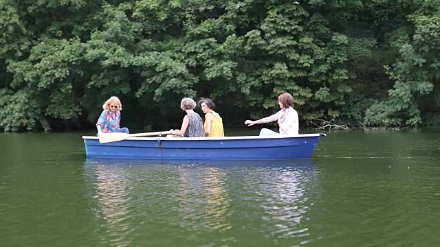 女人们在湖上划船时聊天视频素材