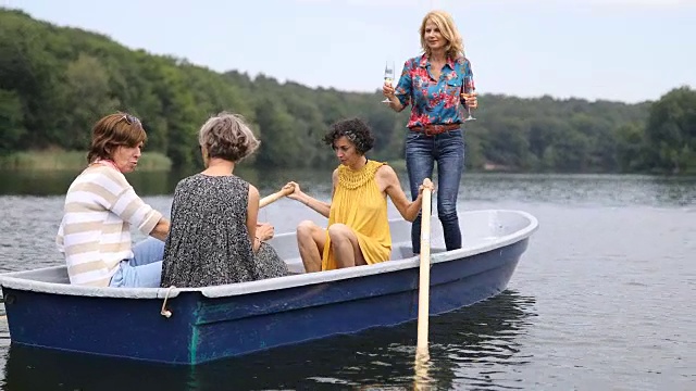 雌性在假期在湖里划船视频素材