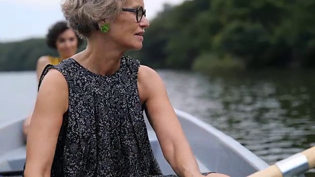 女性朋友度假时在湖里划船视频素材