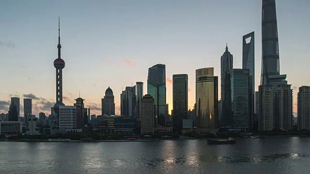黎明时分上海地标的高架图视频素材