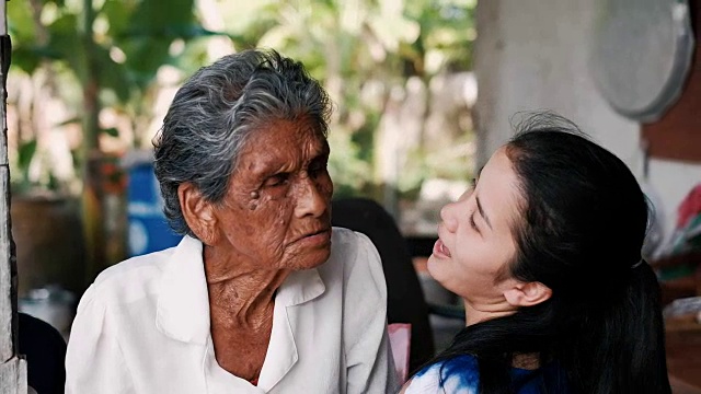 亚洲的祖母和孙女互相拥抱，充满爱意视频素材