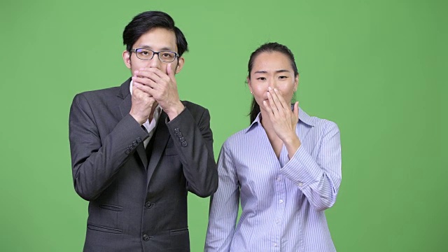年轻的亚洲商业夫妇看起来震惊在一起视频下载