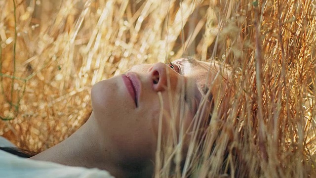 躺在草地上的女人视频素材