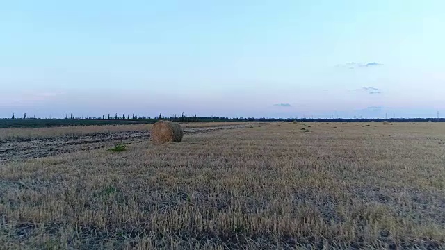 稻草卷，航空摄影。农业，收获，割草。视频素材