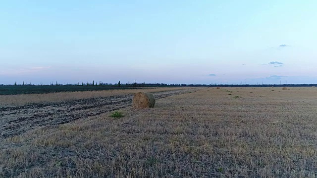 晚上，收割，割草。稻草卷，航空摄影。视频素材