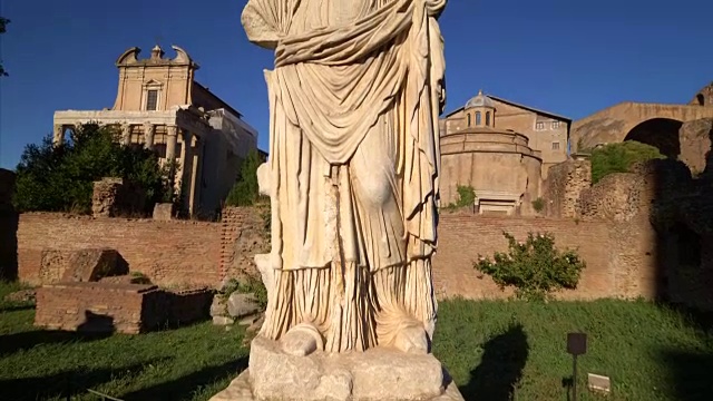 意大利罗马，一个女人的雕像，背景是古罗马广场的废墟视频素材