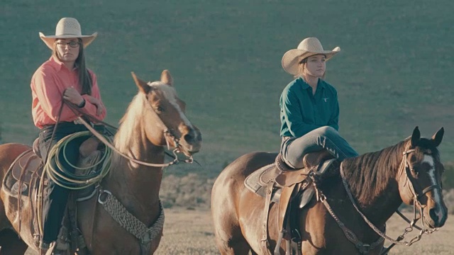 骑在马上的犹他州女牛仔视频素材