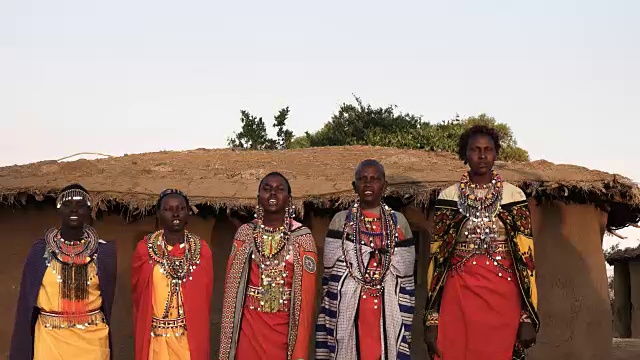 5名马赛妇女在马赛马拉附近的一个村庄唱歌跳舞视频素材