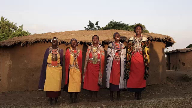 一群马赛妇女在唱歌的广角镜头视频素材