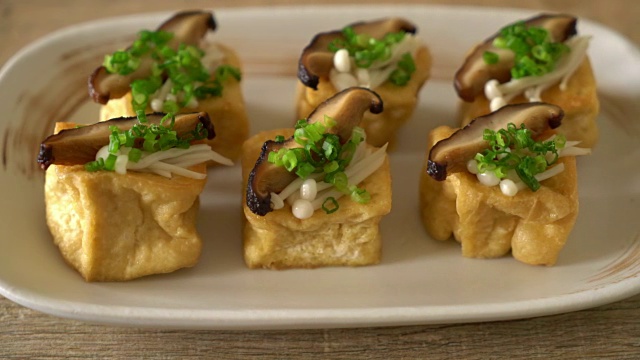 豆腐配香菇和金针菇视频下载