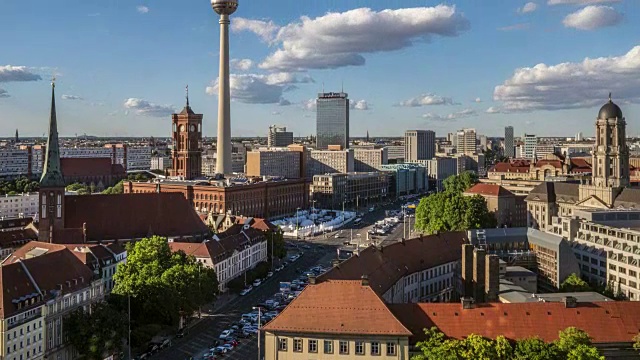 用电视塔倾斜拍摄柏林市中心的城市景观视频下载