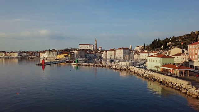 码头和皮兰老城的高视图，与海的倒影，斯洛文尼亚视频素材