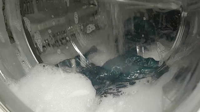 洗衣机循环使用大量泡沫视频下载